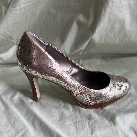 Moda Spana Size 11 Gold Pumps Heel 4” Front 0.75” Leather #But5